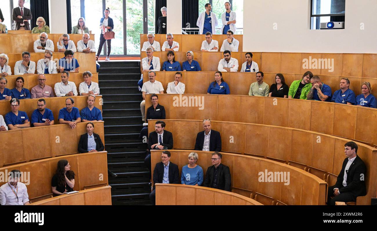 20 août 2024, Thuringe, Erfurt : Karl Lauterbach (SPD, 1er rang centre, gauche-droite), ministre fédéral de la santé, Cornelia Klisch, membre du SPD au parlement de l'État, et Carsten Schneider (SPD), commissaire du gouvernement fédéral pour l'Europe de l'est, sont assis dans l'auditorium de la clinique Helios lors de leur visite. Photo : Hannes P. Albert/dpa Banque D'Images