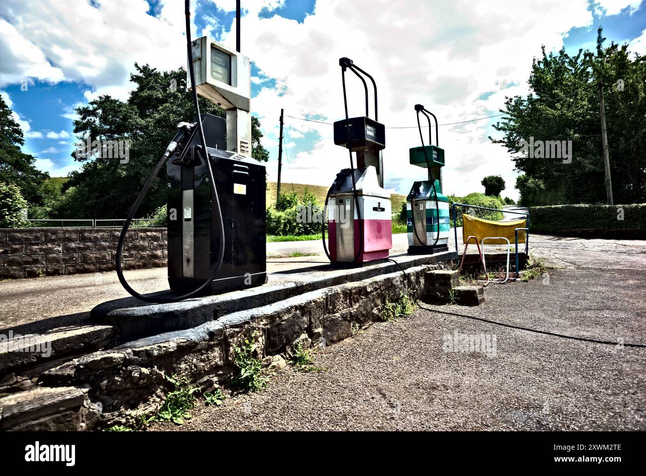 Trois anciennes pompes à essence, Usk South Wales. Banque D'Images