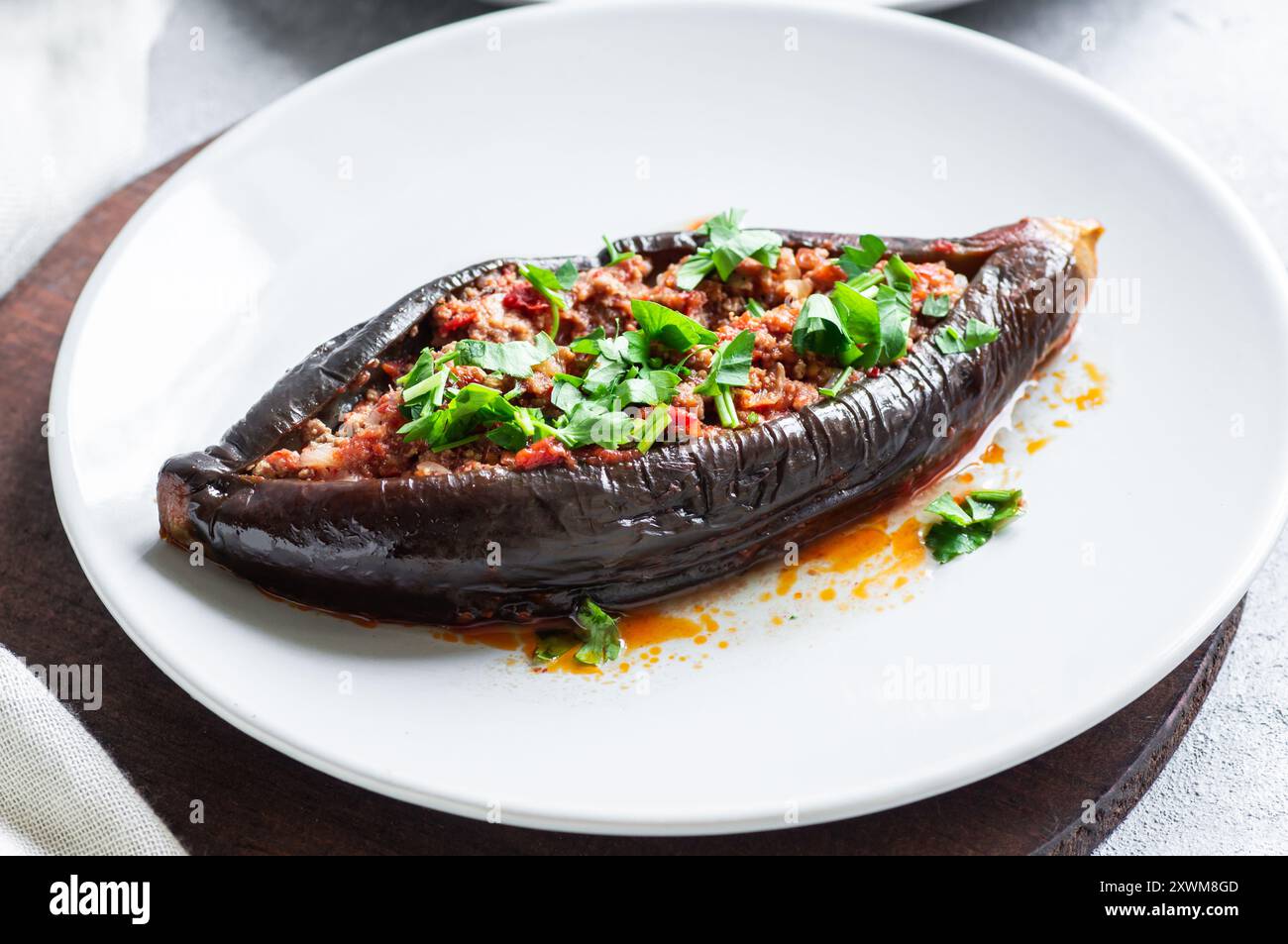 Nourriture turque traditionnelle aubergine farcie, viande, tomate et épices, karniyarik Banque D'Images