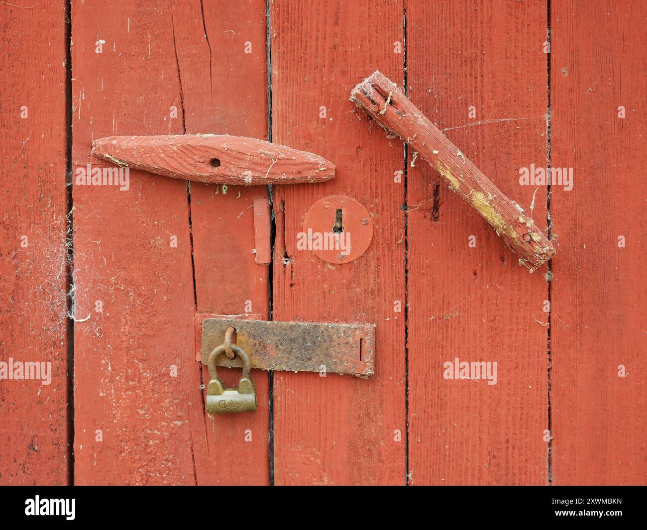 Le mur de bois peint en rouge suédois est une couleur traditionnelle que l’on retrouve couramment sur les façades scandinaves, offrant une esthétique inspirante et distinctive. Banque D'Images