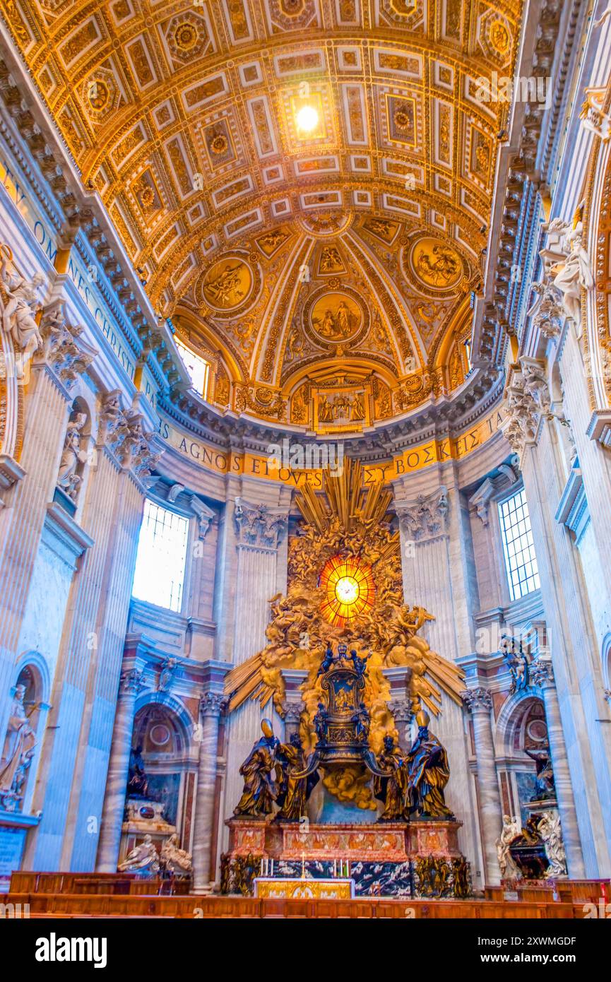 CITÉ DU VATICAN - 13 JANVIER 2019 : le Cair sculpté de Saint-Pierre dans la basilique Pierre, le 13 janvier à la Cité du Vatican Banque D'Images