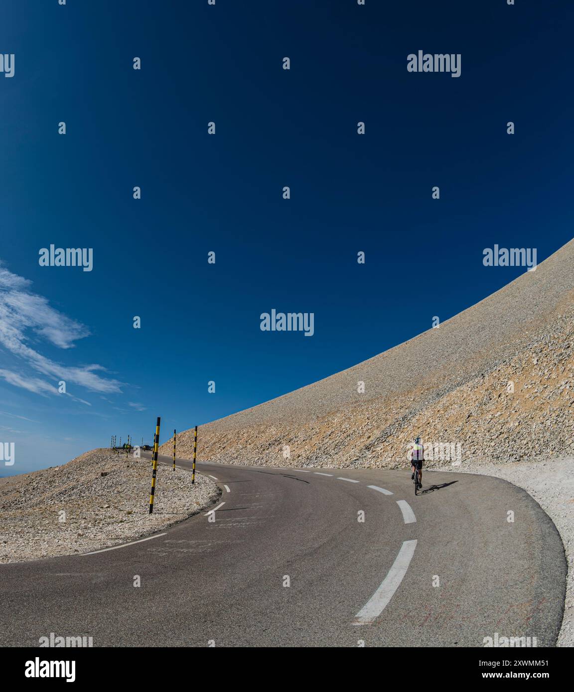 Cycliste de route femme chevauchant le célèbre Mont Ventoux du côté Bedoin, Provence, France. Banque D'Images