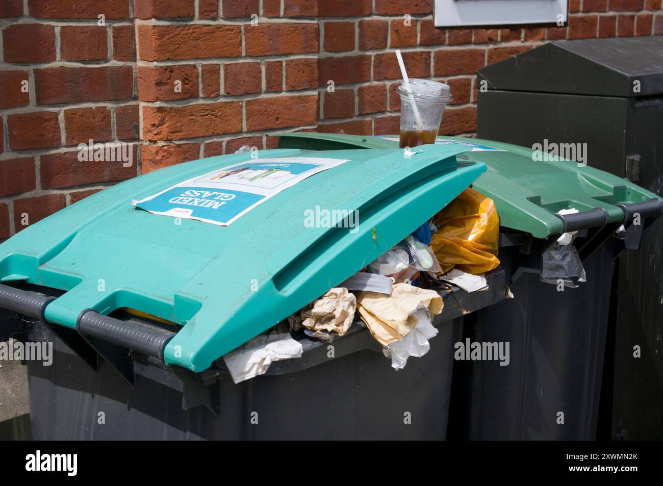 Poubelle à roulettes remplie de déchets erronés Banque D'Images