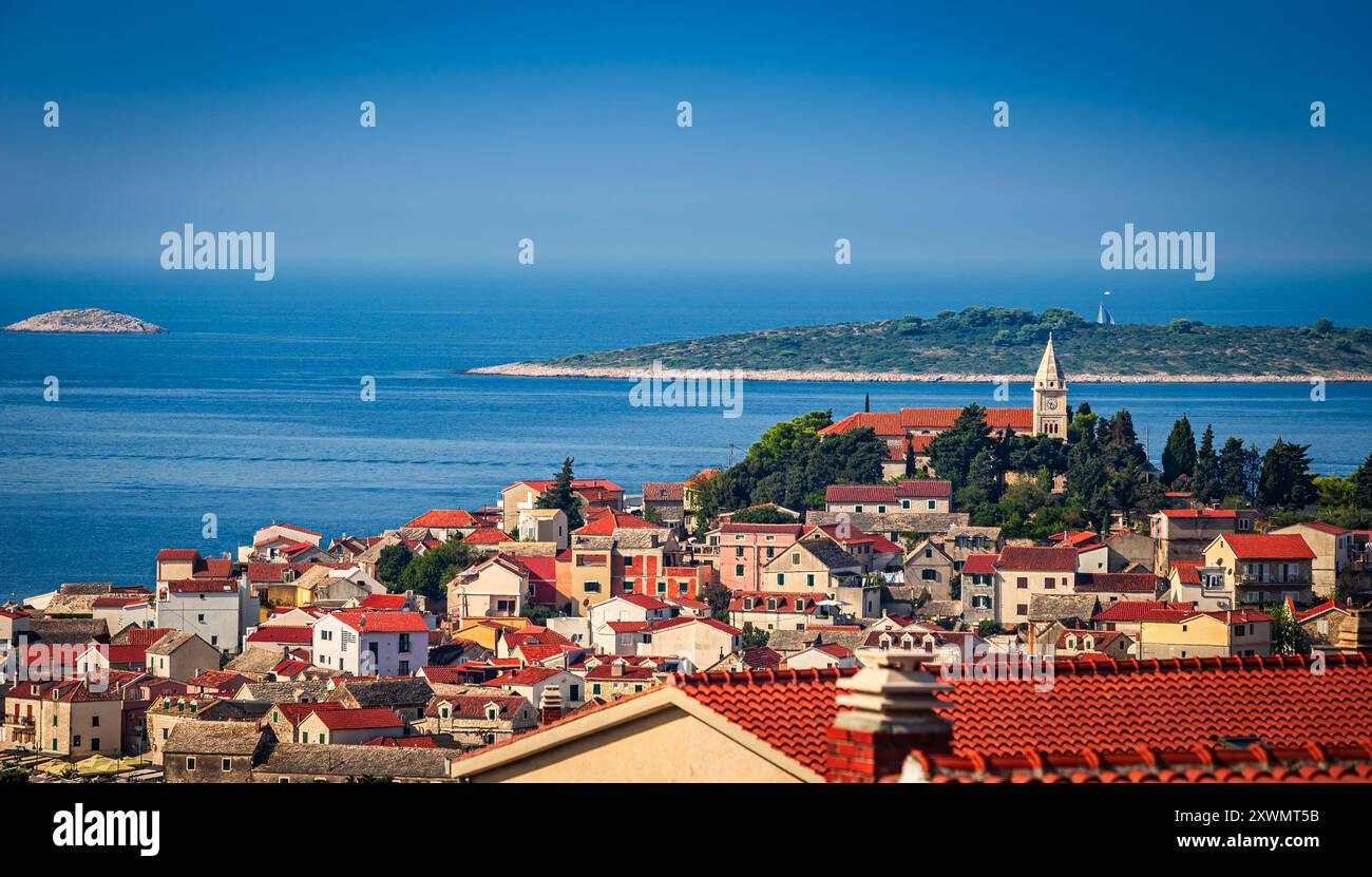 Primosten, Croatie - la belle église de George sur la péninsule de Primosten et la vieille ville sur un matin d'été ensoleillé en Dalmatie, Croatie par l'Adria Banque D'Images