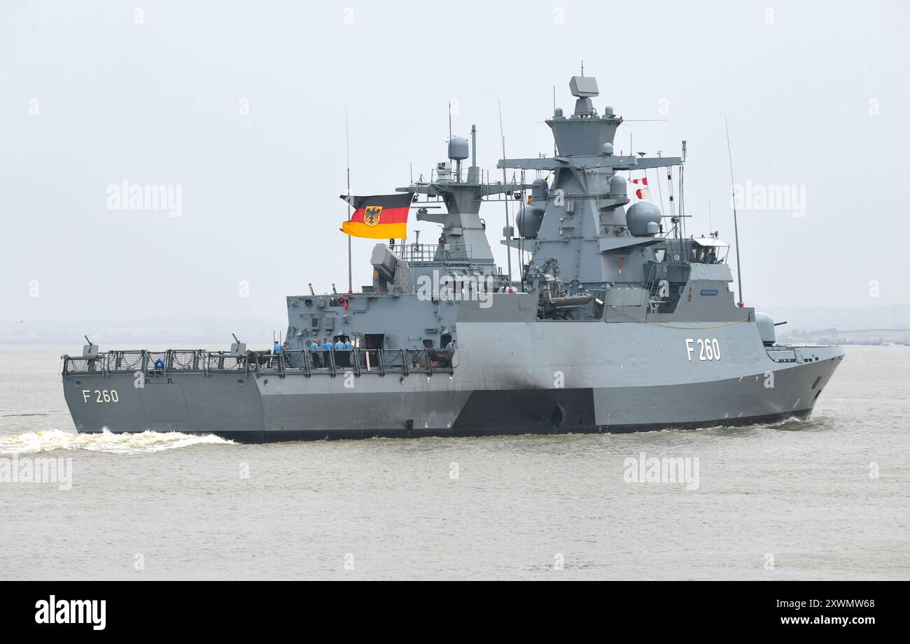 La corvette de la marine allemande FGS Braunschweig est photographiée en passant par Gravesend après une escale à Londres. Le navire de guerre de 89,12 mètres de long a été mis en service en A. Banque D'Images