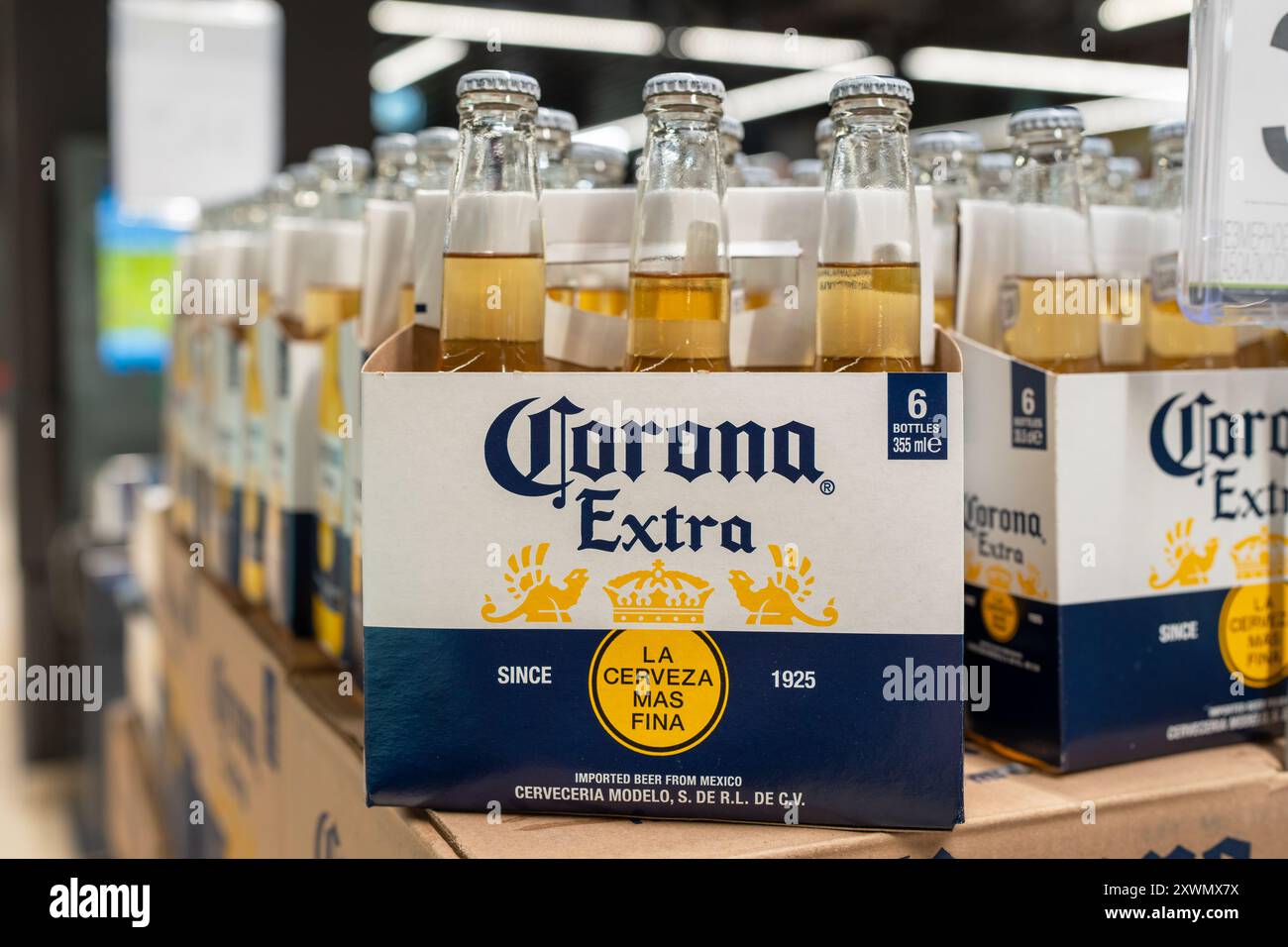 Pack de bière Corona Extra. Bouteilles en verre Corona Extra à l'épicerie. Minsk, Biélorussie - 15 février 2024 Banque D'Images