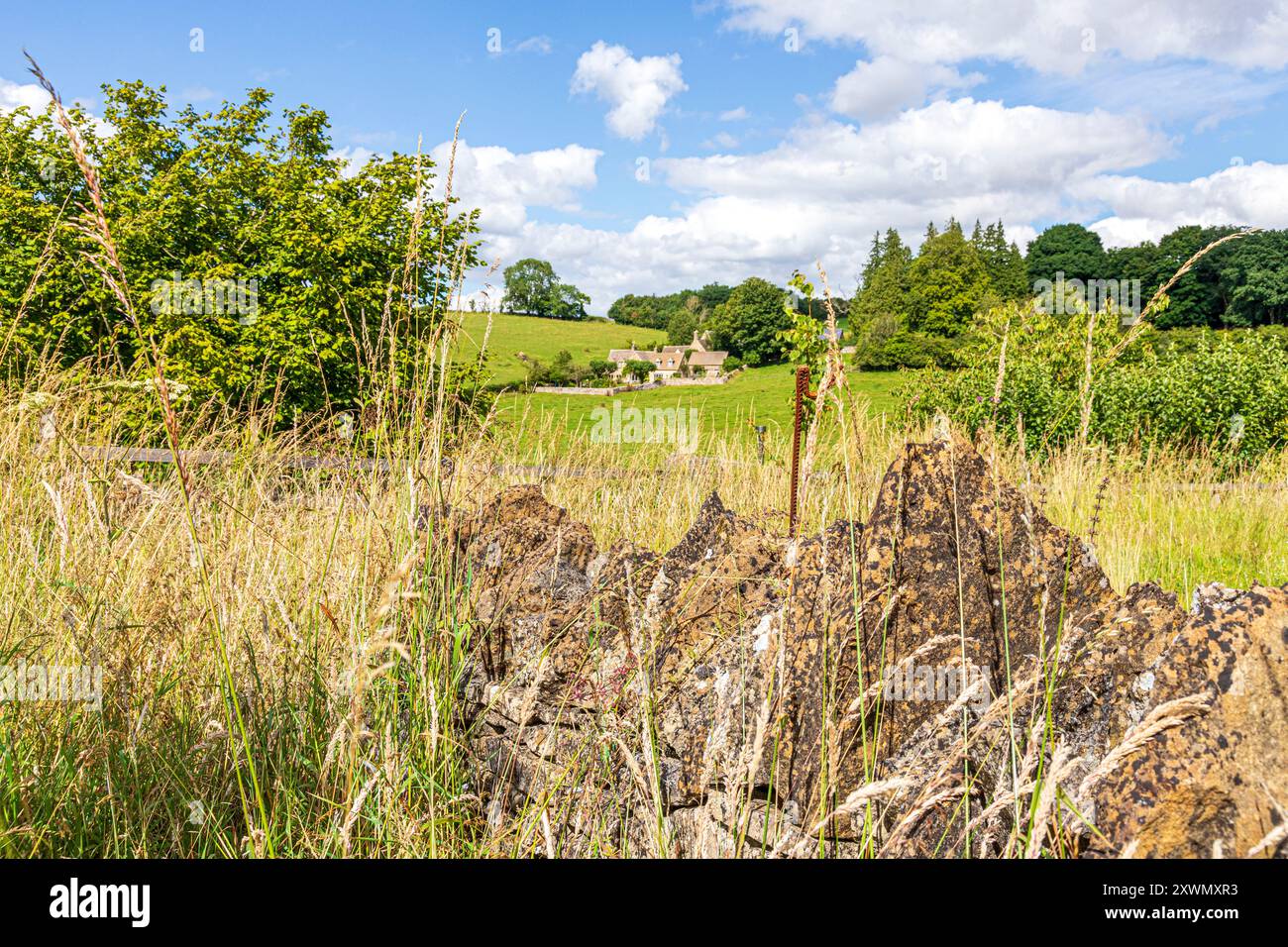 Après-midi d'été dans le village Cotswold de Middle Duntisbourne, Gloucestershire, Angleterre Royaume-Uni Banque D'Images