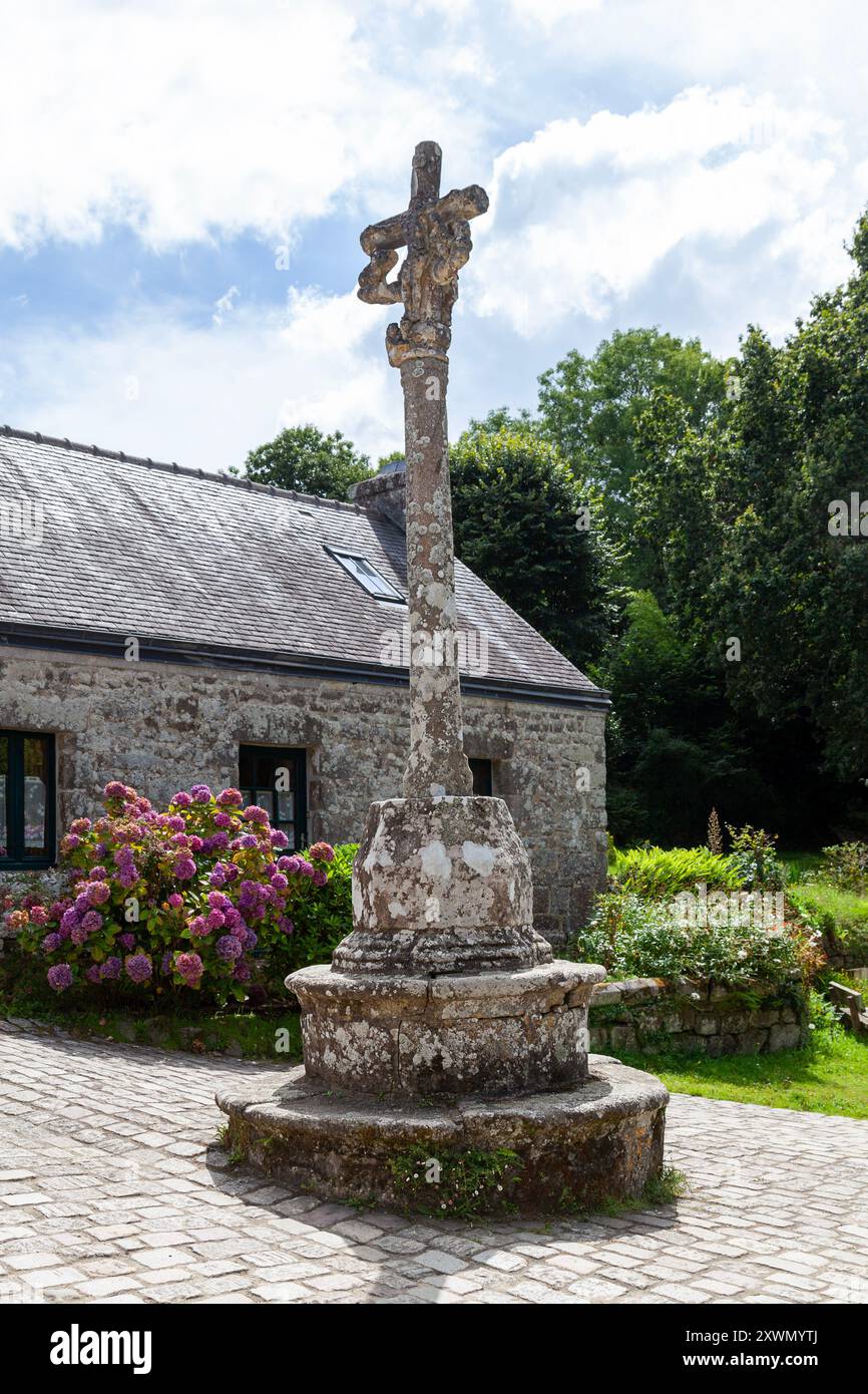 Croix calvaire de la chapelle notre-Dame-de-bonne-Nouvelle à Locronan. Banque D'Images