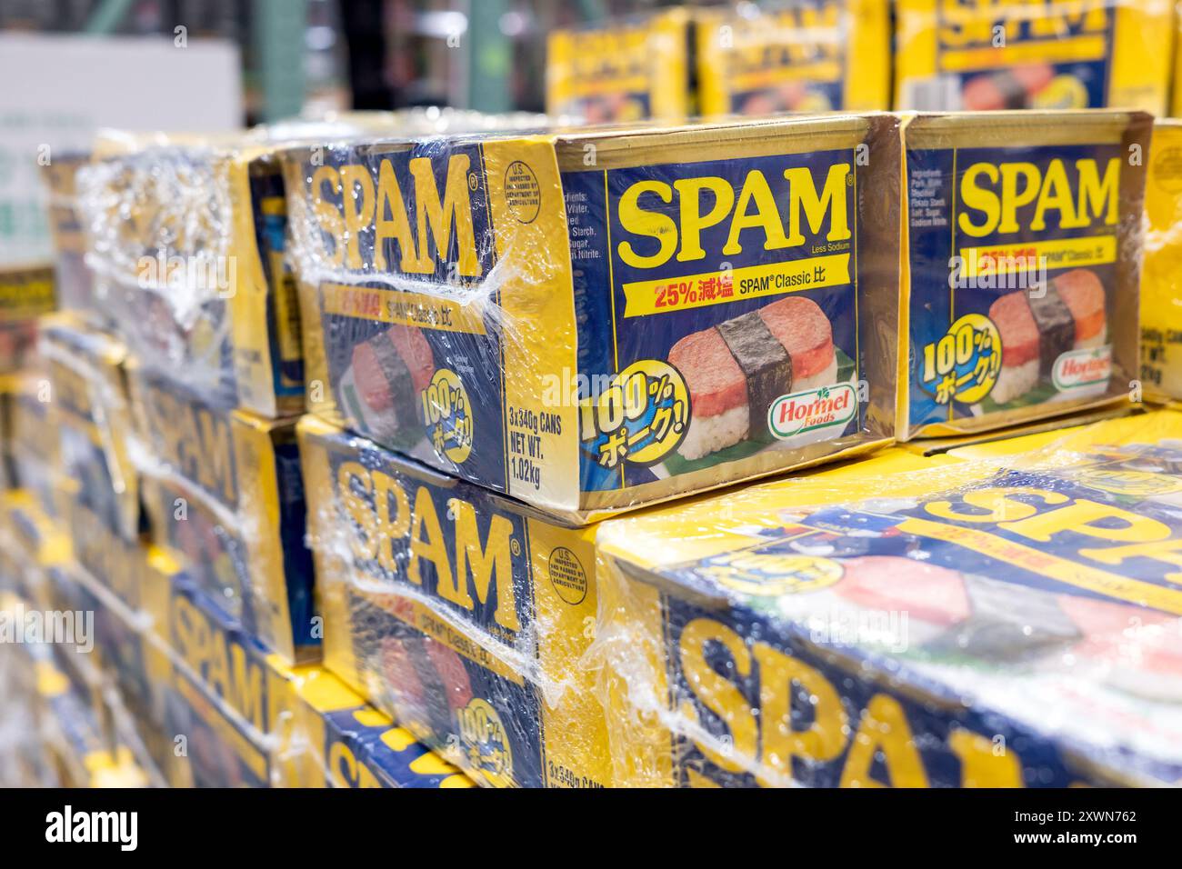 Ensemble de trois SPAMS en conserve empilés à Costco Japon Banque D'Images