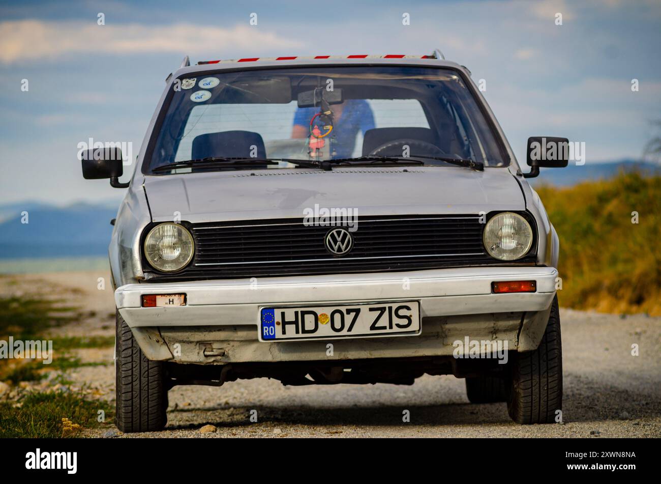 Orastioara de sus, Hunedoara, Roumanie, 12 août 2012. Volkswagen polo, voiture ancienne, photographiée sur une route de campagne poussiéreuse Banque D'Images