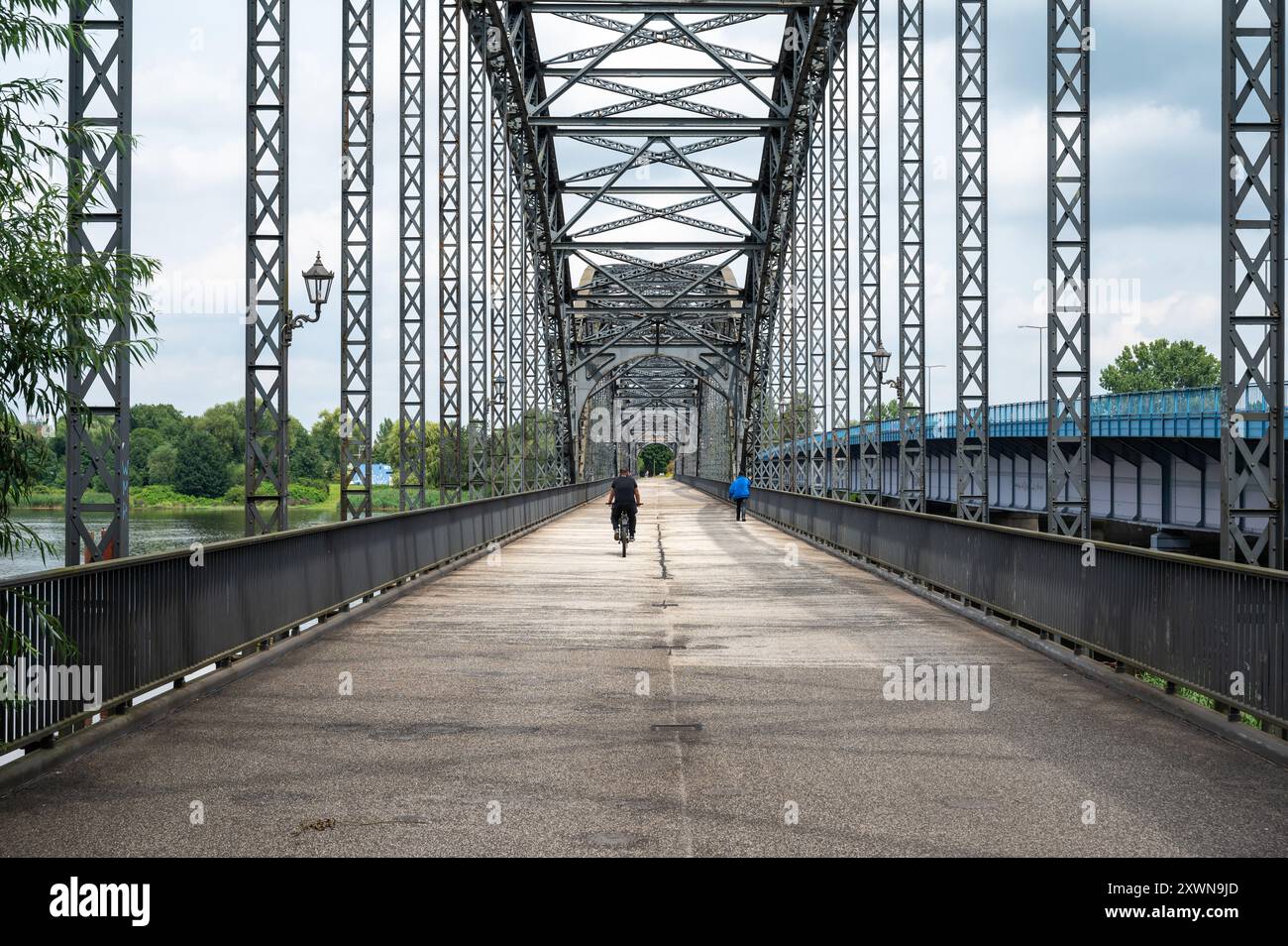 Hambourg, Allemagne, 18 juillet 2024 - Pont en arc de fer, le pont de l'ancienne Elbe avec un plancher en bois, cyclistes et piétons Banque D'Images