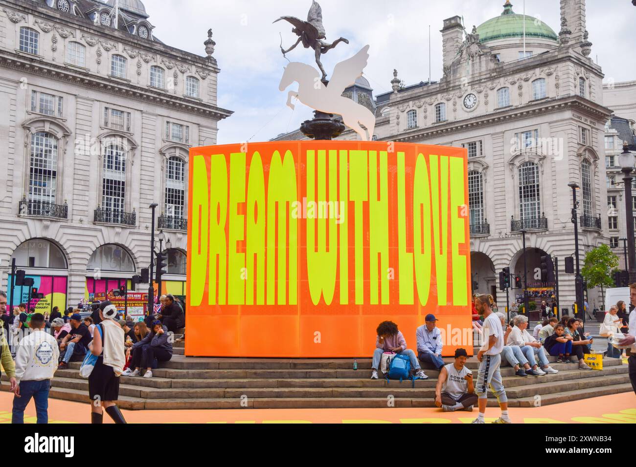 Londres, Angleterre, Royaume-Uni. 20 août 2024. Une nouvelle installation intitulée « Good Things Come to Those Who Wait » de Yinka Ilori a été dévoilée autour de la fontaine commémorative de Shafesbury à Piccadilly Circus. (Crédit image : © Vuk Valcic/ZUMA Press Wire) USAGE ÉDITORIAL SEULEMENT! Non destiné à UN USAGE commercial ! Banque D'Images