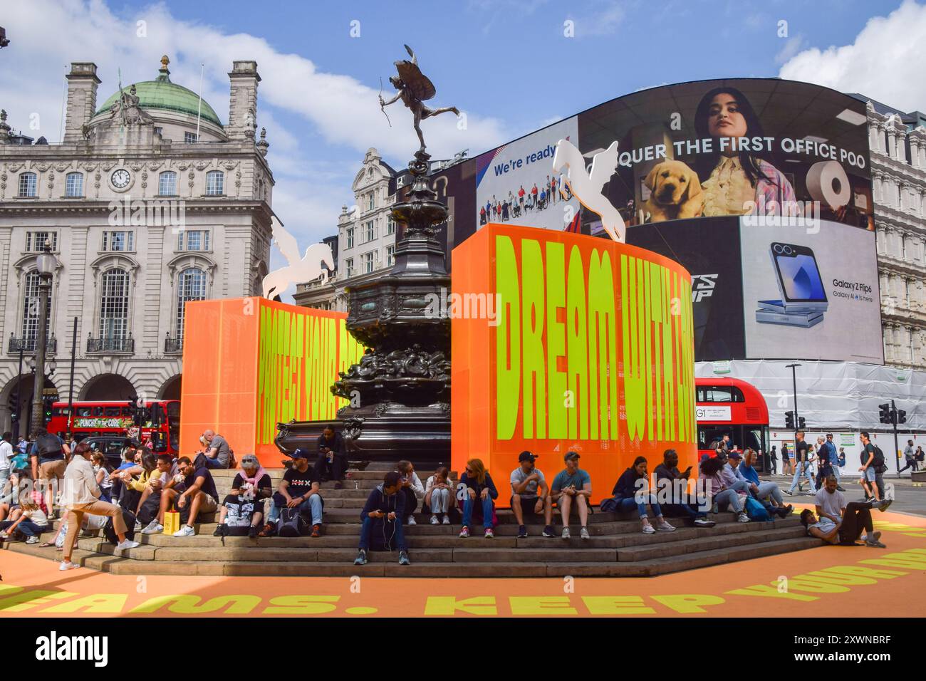 Londres, Royaume-Uni. 20 août 2024. Une nouvelle installation intitulée « Good Things Come to Those Who Wait » de Yinka Ilori a été dévoilée autour de la fontaine commémorative de Shaftesbury à Piccadilly Circus. Crédit : Vuk Valcic/Alamy Live News Banque D'Images