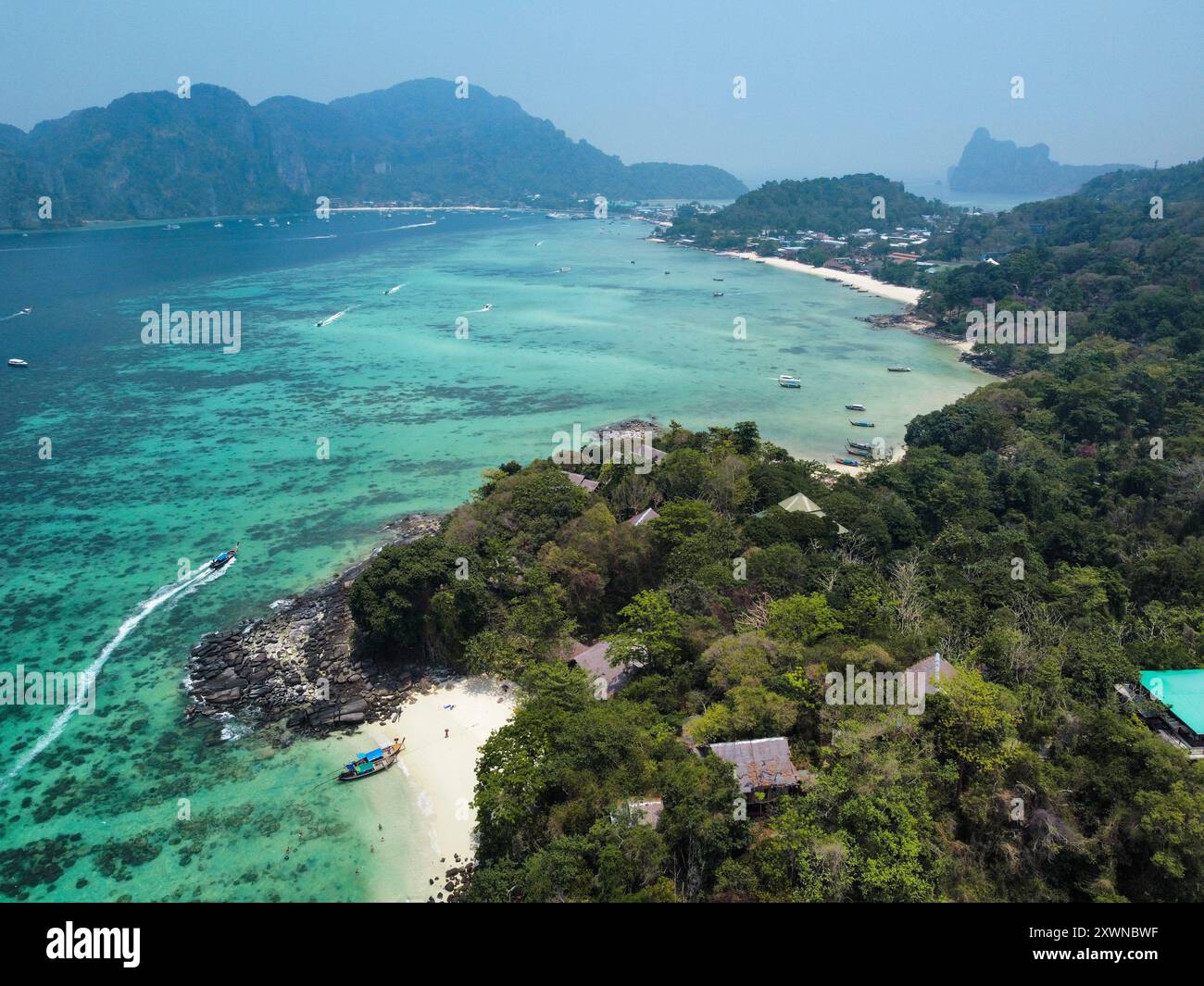 Vue aérienne de Koh Phi Phi Don, y compris la jetée Ao Tonsai, la plage Viking et la plage Love Banque D'Images