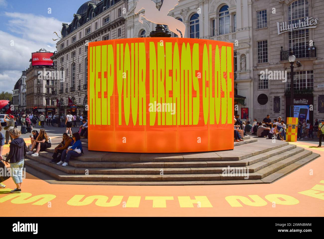 Londres, Royaume-Uni. 20 août 2024. Une nouvelle installation intitulée « Good Things Come to Those Who Wait » de Yinka Ilori a été dévoilée autour de la fontaine commémorative de Shaftesbury à Piccadilly Circus. Crédit : Vuk Valcic/Alamy Live News Banque D'Images