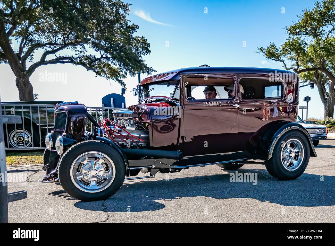 Gulfport, MS - 02 octobre 2023 : vue de coin avant basse perspective d'une berline TUDOR Hot Rod personnalisée 1933 Ford Model B lors d'un salon automobile local. Banque D'Images