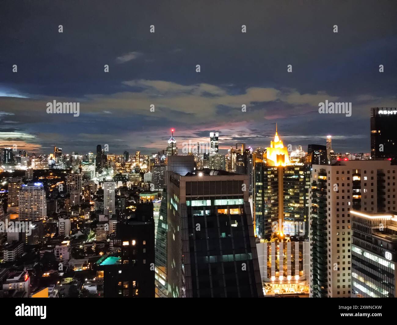 Skyline de Bangkok la nuit, après le coucher du soleil et avant qu'il ne devienne complètement sombre, vue depuis Asok dans le quartier de Sukhumvit Banque D'Images