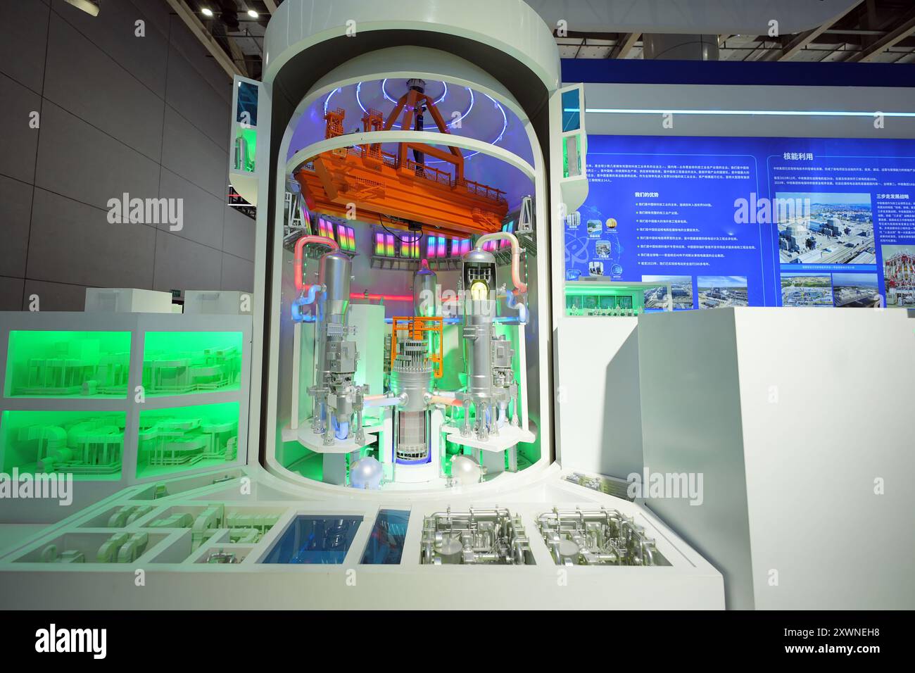 YANTAI, CHINE - 15 AOÛT 2024 - Un modèle de la centrale nucléaire Hualong One est exposé au salon Yantai International Nuclear Power Industry de 2024 Banque D'Images