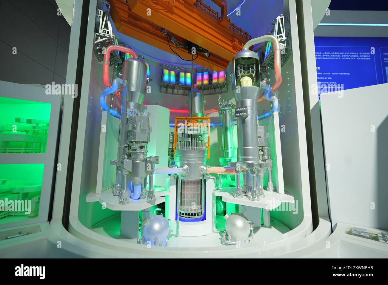 YANTAI, CHINE - 15 AOÛT 2024 - Un modèle de la centrale nucléaire Hualong One est exposé au salon Yantai International Nuclear Power Industry de 2024 Banque D'Images