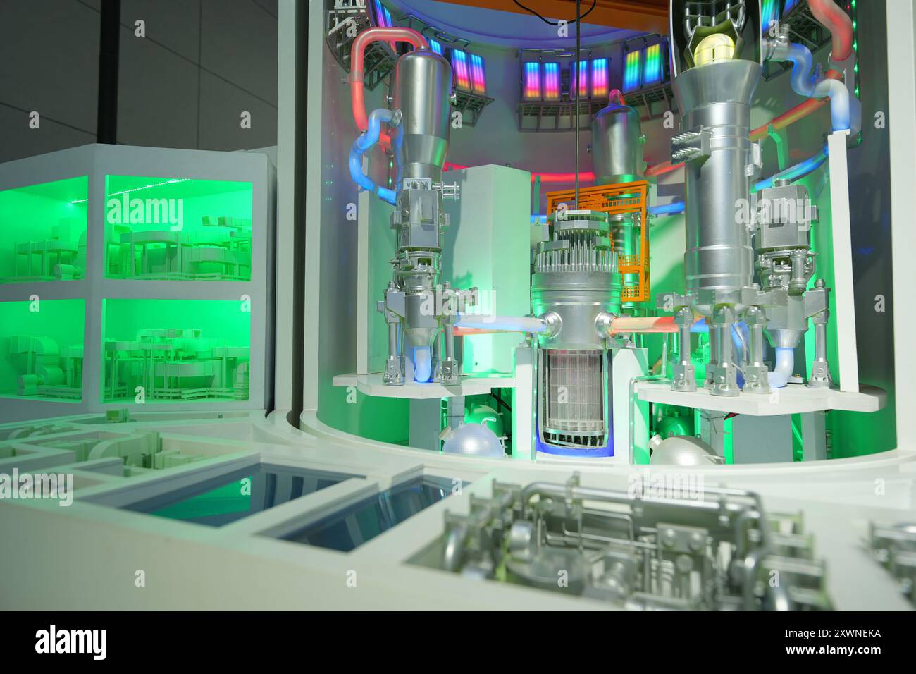 YANTAI, CHINE - 15 AOÛT 2024 - Un modèle de la centrale nucléaire Hualong One est exposé au salon Yantai International Nuclear Power Industry de 2024 Banque D'Images