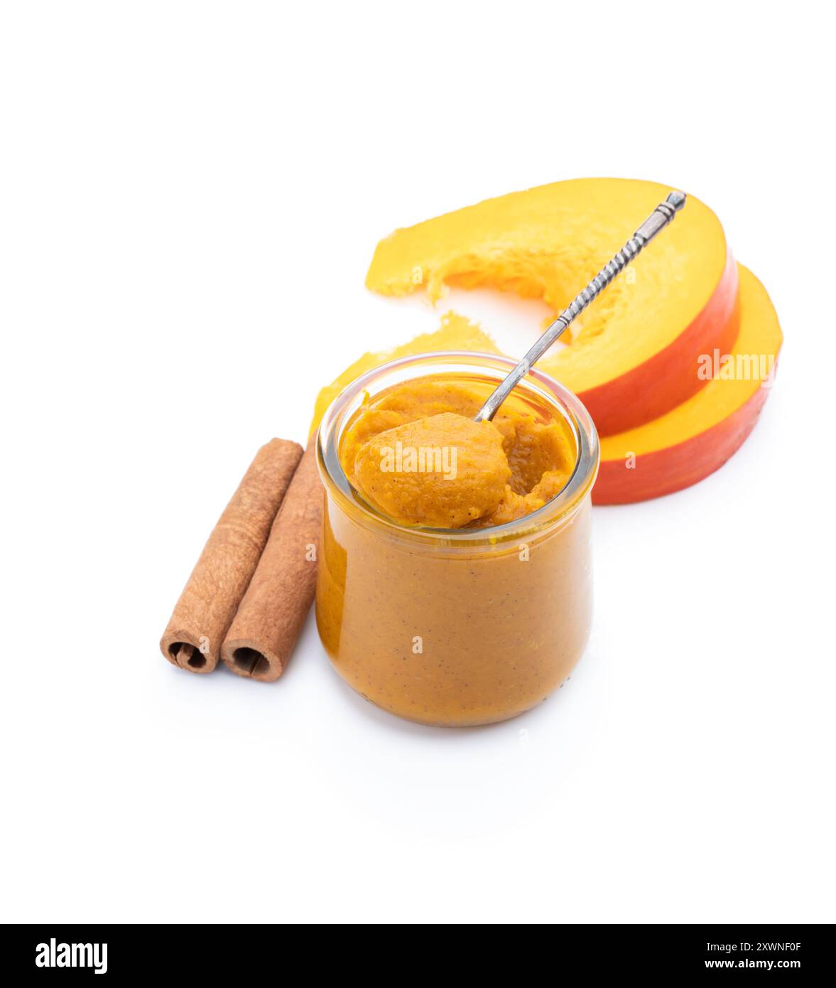 Pudding à la citrouille avec crème sucrée et cannelle en poudre isolé sur blanc Banque D'Images