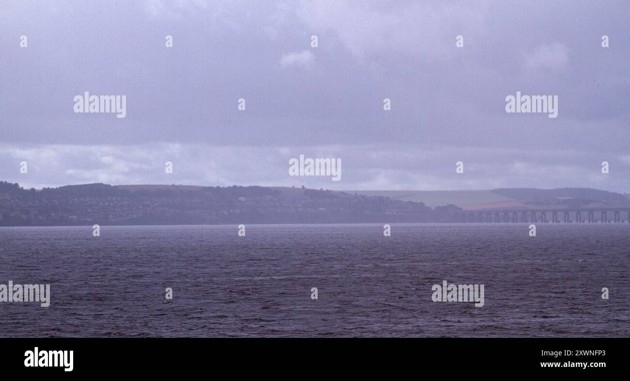 Dundee, Tayside, Écosse, Royaume-Uni. 20 août 2024. Météo britannique : le soleil d'août de Dundee et les averses de pluie bleues de l'ouest attirent seulement quelques habitants et touristes pour passer la journée à explorer le front de mer, y compris les visites du V&A Design Museum et du RRS Discovery Ship. Crédit : Dundee Photographics/Alamy Live News Banque D'Images