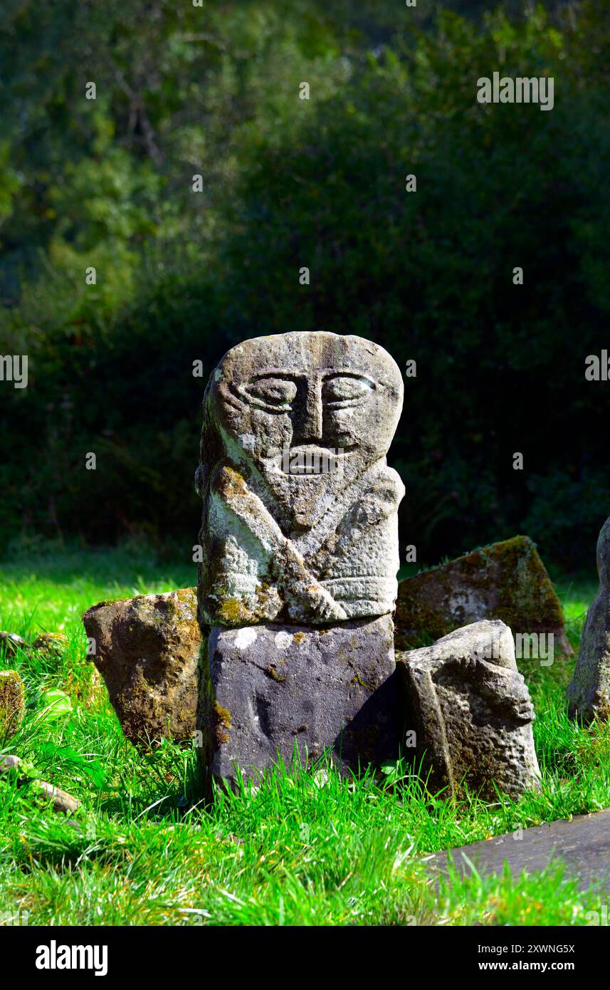 Cimetière de Caldragh, Boa Island, Lower Lough Erne, Irlande. Face ouest Janus Stone double face. Sculpture préhistorique celtique. Une fecondite Sheela na gig Banque D'Images