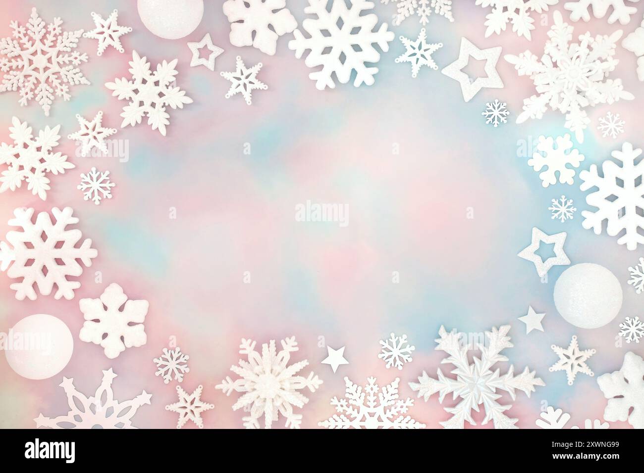 Thème de Noël Pôle Nord flocons de neige givrés blancs, étoiles sur la frontière de fond de ciel avec des nuages bleus roses. Motif festif hivernal fantaisie Banque D'Images