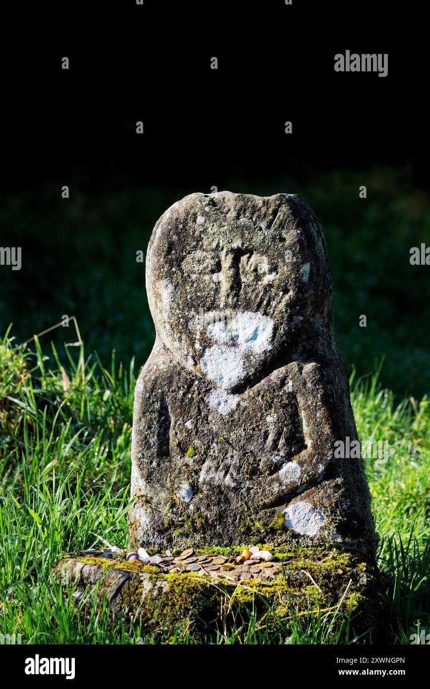Le Lusty Man. Pierre celtique sculptée de l'île de Lusty maintenant dans l'ancien cimetière de Caldragh à côté de Janus figure. Île de Boa, Fermanagh, Irlande du Nord Banque D'Images