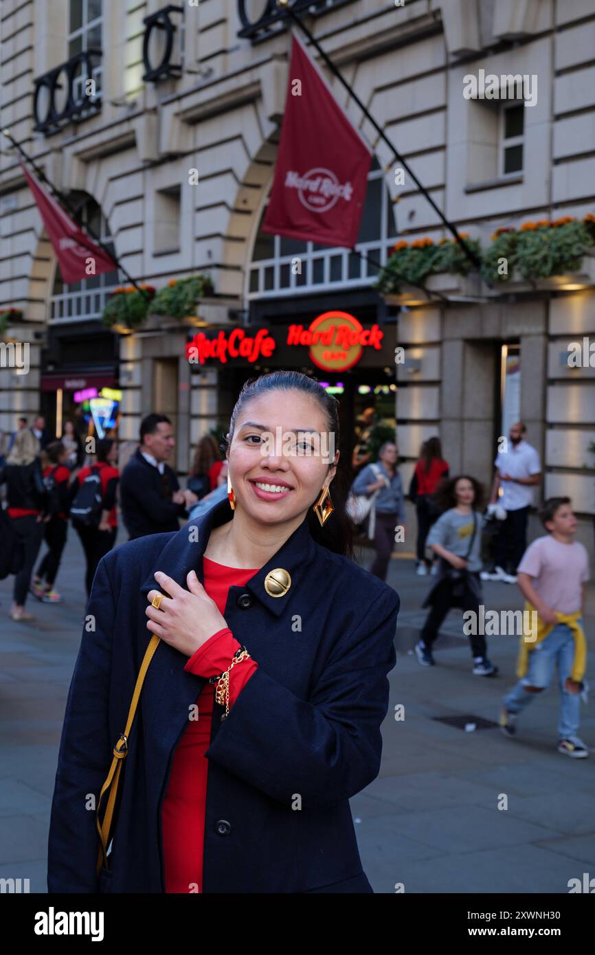 Londres - 06 11 2022 : fille souriante dans Piccadilly Circus Banque D'Images