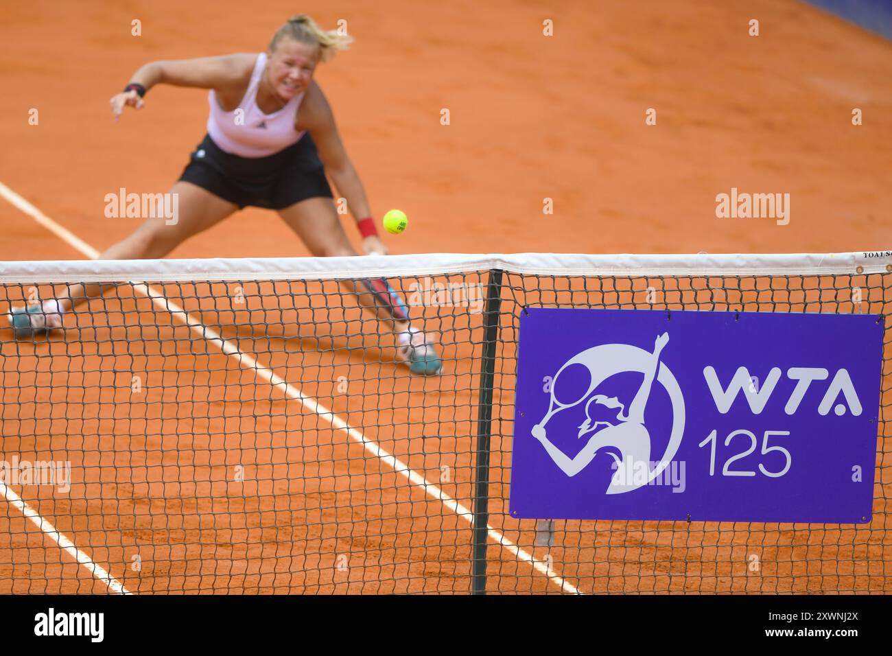 Logo WTA sur un filet de tennis, avec la joueuse russe Diana Shnaider en arrière-plan. Argentine Open 2022 Banque D'Images