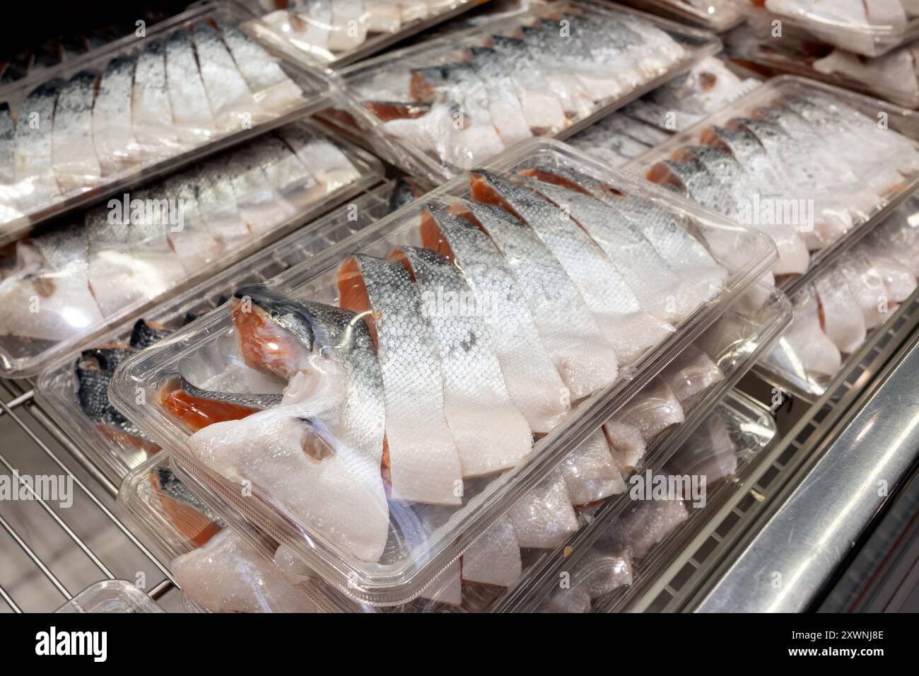 Filets de saumon congelés dans un congélateur de supermarché. Banque D'Images