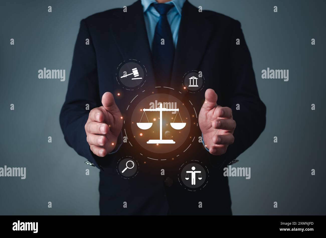 Homme d'affaires tenant des icônes virtuelles de droit mondial sur pour les conseils juridiques d'affaires, droit du travail, avocat, avocat à la loi, conseil juridique concept d'affaires, avocat i Banque D'Images