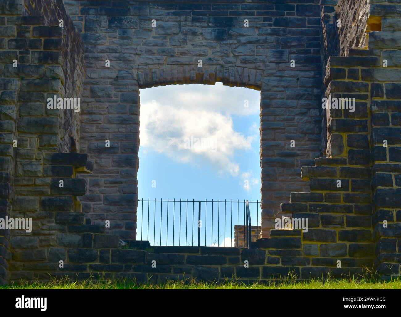 Le ciel bleu encadré dans une fenêtre des ruines du château à Ha Ha Tonka State Park, Camdenton, MO, Missouri, USA, États-Unis Banque D'Images