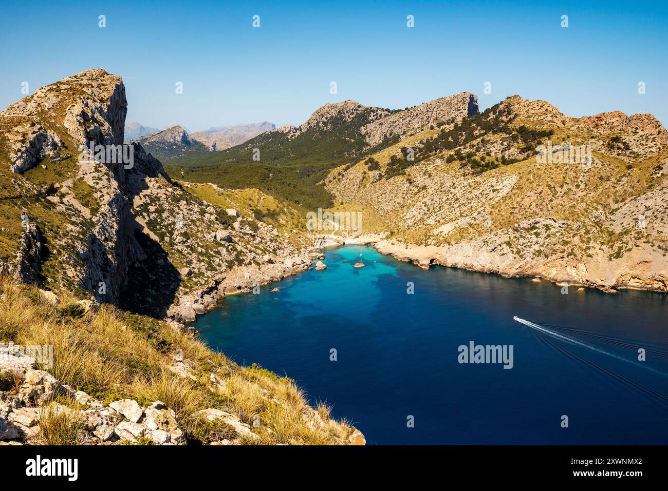 Vue aérienne du bateau naviguant vers la plage de Cala Figuera, Cap de Formentor, Majorque, Îles Baléares, Espagne Banque D'Images