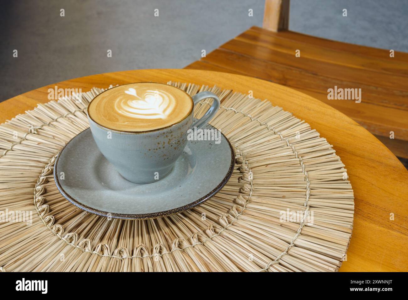 Café latte avec décoration en mousse en forme de coeur sur une table Banque D'Images