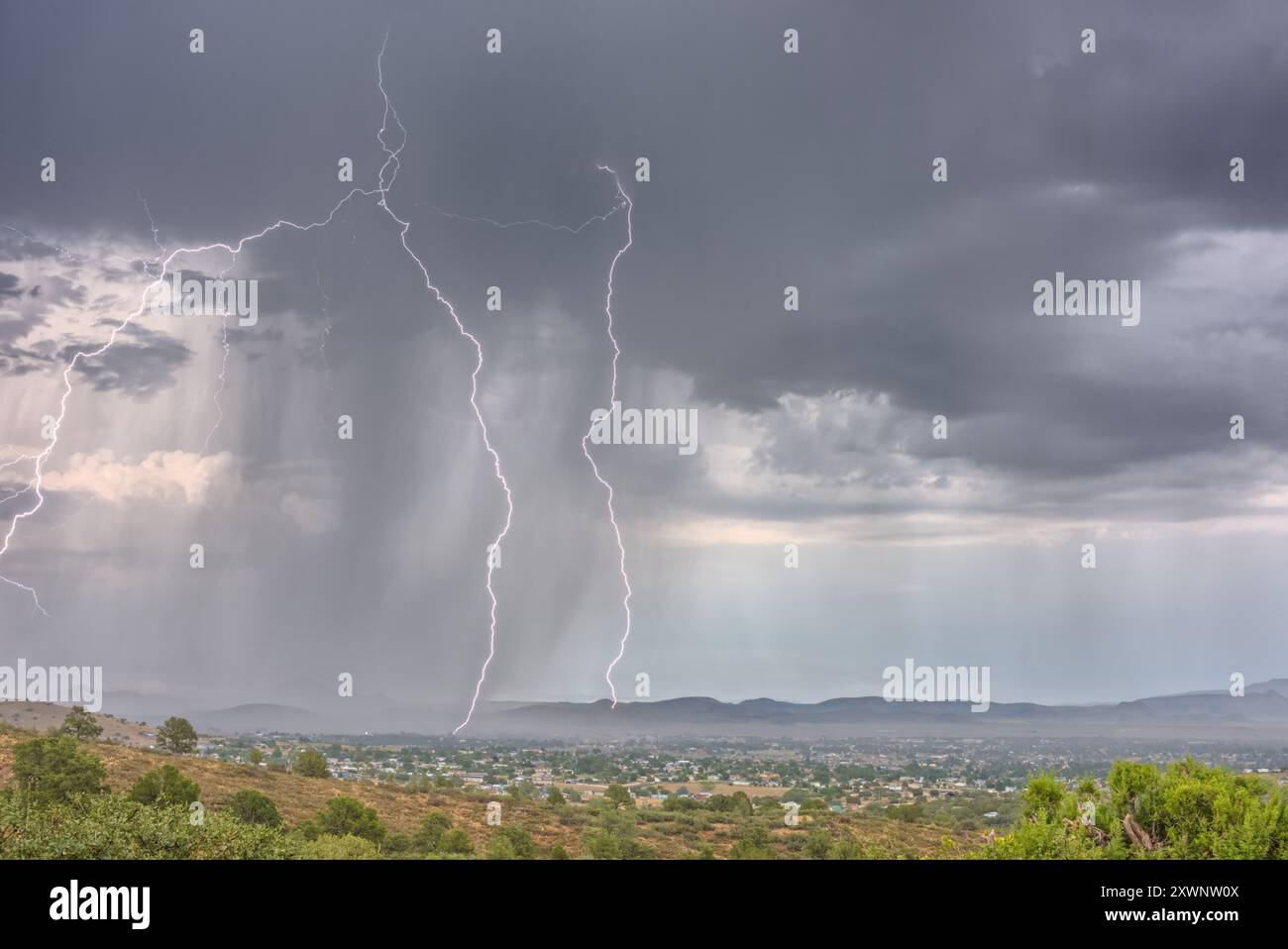 La foudre frappe pendant la mousson avec la montagne Mingus à distance, forêt nationale de Prescott, vallée de Chino, Arizona, États-Unis Banque D'Images