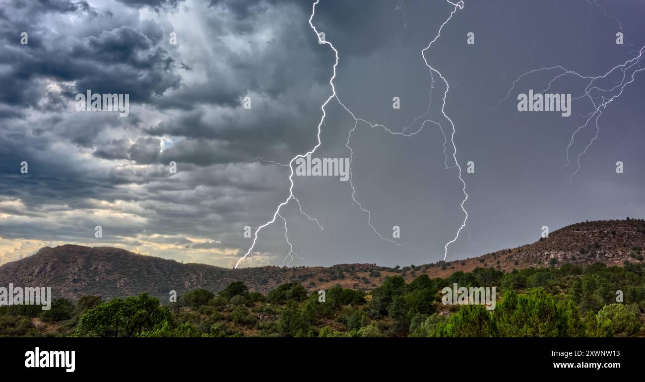 Éclair au-dessus de Sullivan Butte pendant la mousson, Chino Valley, Arizona, USA Banque D'Images