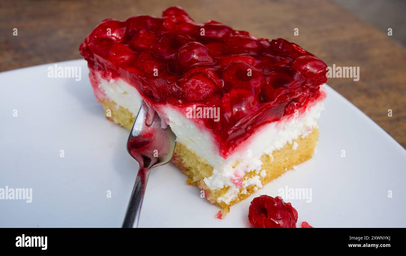 Un morceau de gâteau aux framboises sur une assiette blanche. Fourchette. Banque D'Images