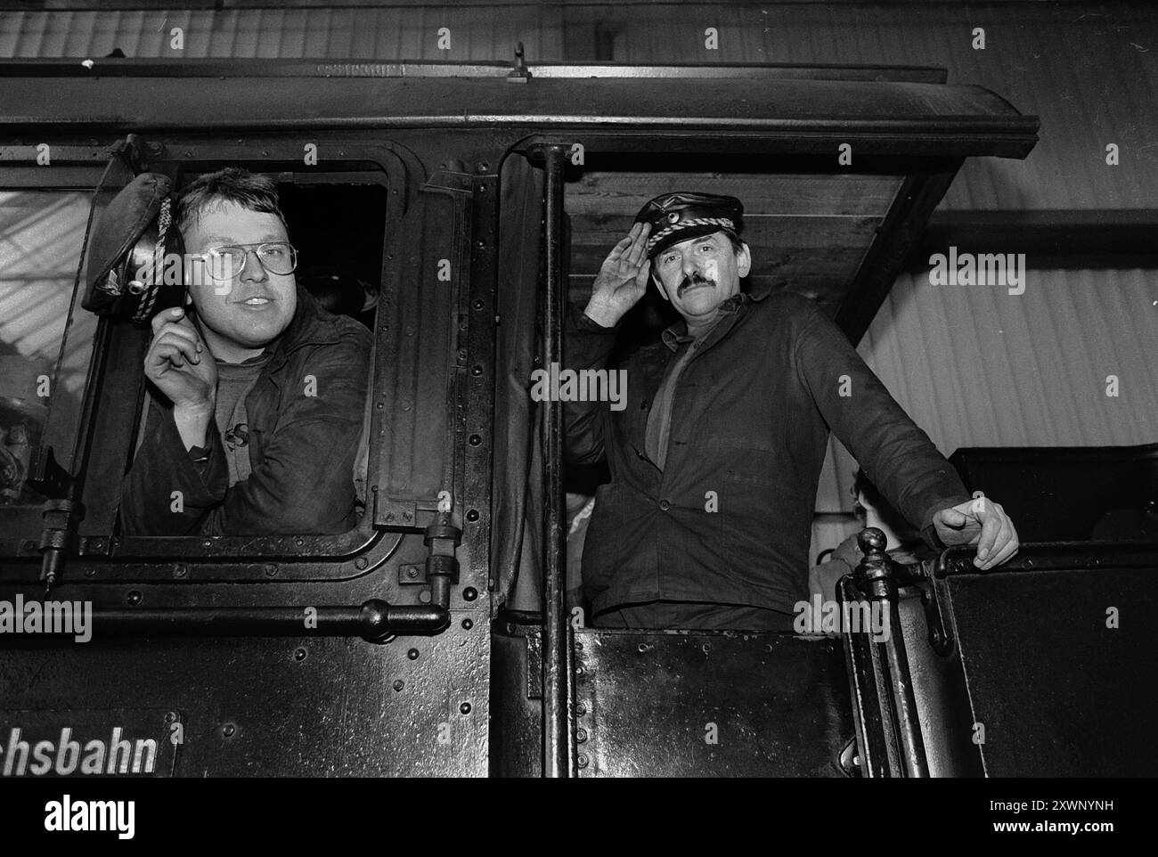 Dampfbummelfahrt 16.04.1995, Chemnitz, Hauptbahnhof, Bahnsteig 14, der Verein Sächsischer Eisenbahnfreunde hatte zur großen Dampfbummelfahrt geladen. Mit der Traditionsdampflok 38 205, sie wurde 1910 als eine der ersten ihrer Gattung von der Sächsischen Maschinenfabrik Richard Hartmann SMF an die Königlich-Sächsische Staatsbahn geliefert, Ging es zum Osterspaziergang noch Colditz. *** Excursion à vapeur 16 04 1995, Chemnitz, gare principale, quai 14, la Saxon Railway Friends Association avait invité à la grande excursion à vapeur avec la traditionnelle locomotive à vapeur 38 205, qui était l'un des sapins Banque D'Images