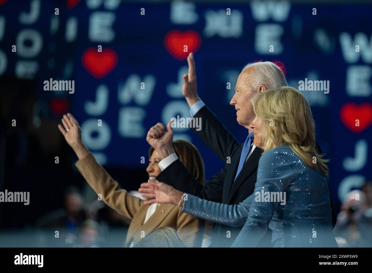 Le président des États-Unis Joe Biden, la première dame Dr Jill Biden, le vice-président des États-Unis Kamala Harris a fait une vague à la foule après que le président des États-Unis Joe Biden ait prononcé un discours à la Convention nationale démocrate de 2024 à Chicago, Illinois, États-Unis, au United Center le lundi 19 août 2024. Crédit : Annabelle Gordon/CNP/MediaPunch Banque D'Images