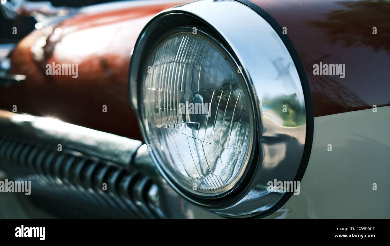 Gros plan des phares de voiture vintage. Détail classique de l'éclairage avant automobile. Garniture chromée rétro et lentille en verre Banque D'Images