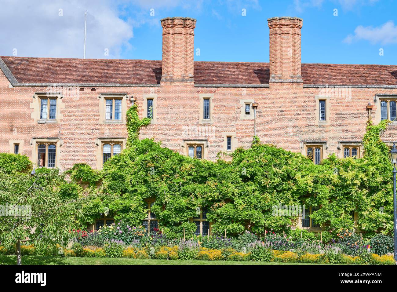 Jardin animé au Mary Magdalene College, Université de Cambridge, Angleterre. Banque D'Images