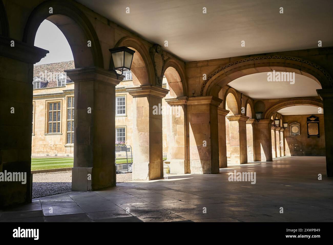 Passerelle couverte à Emmanuel College, Université de Cambridge, Angleterre. Banque D'Images Passerelle couverte à Emmanuel College, Université de Cambridge, Angleterre. Banque D'Images
