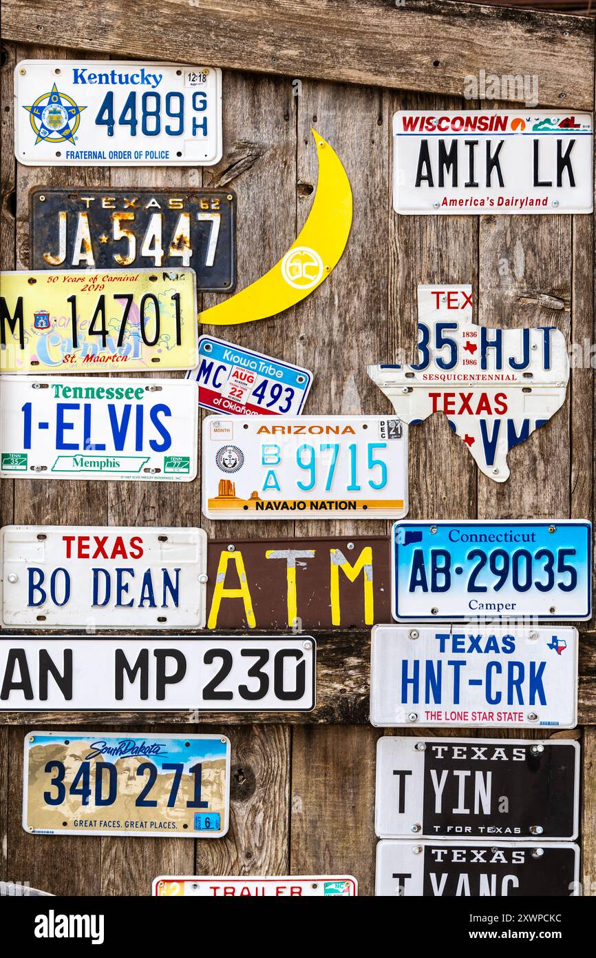 Vieilles plaques d'immatriculation sur une grange en bois à Luckenbach, Texas, États-Unis Banque D'Images