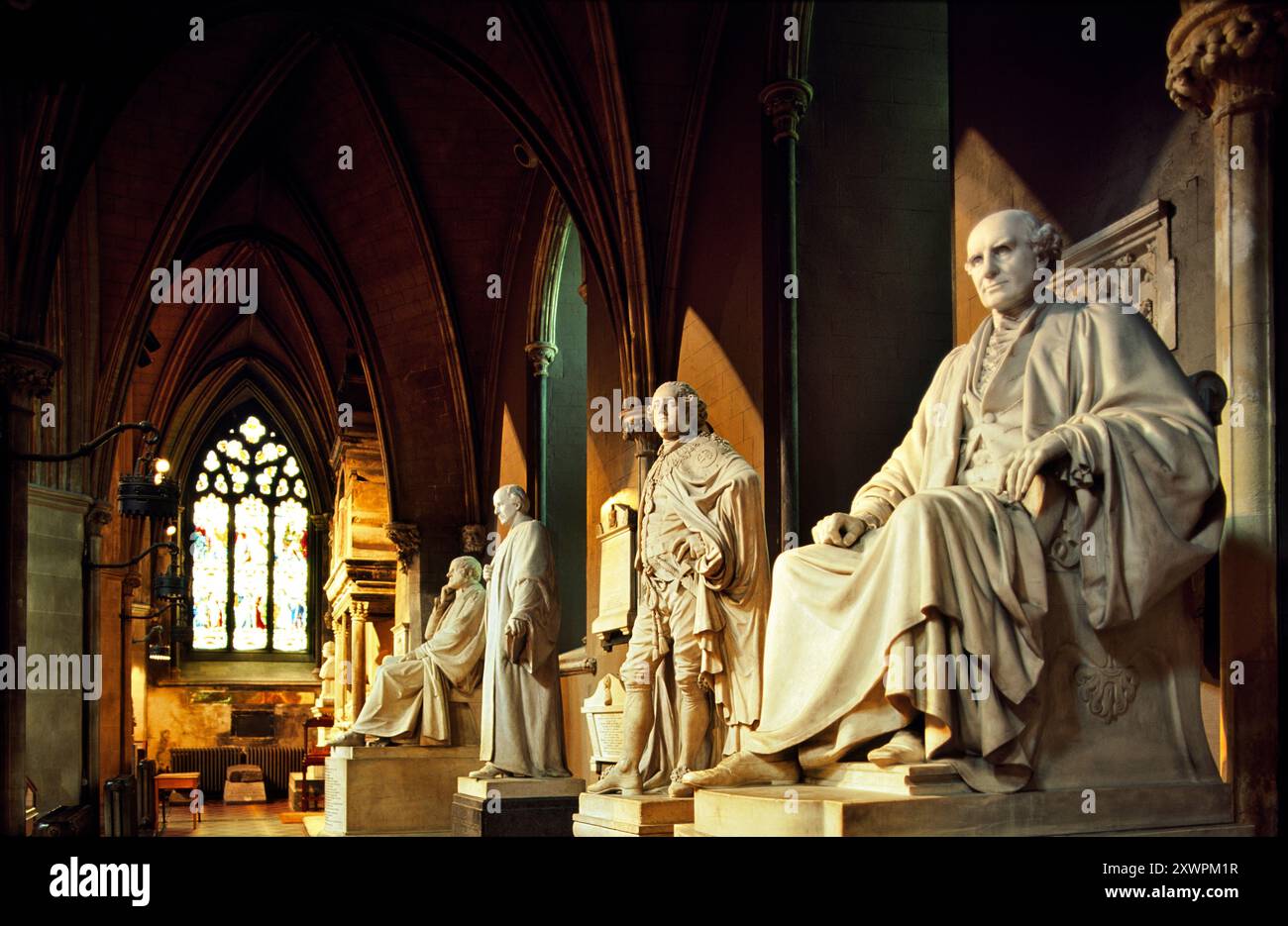 Dublin, Irlande. La cathédrale Patricks. Statues de l'allée nord. L. à R. Archevêque Jones, Dean Dawson, Buckingham Whiteside Banque D'Images