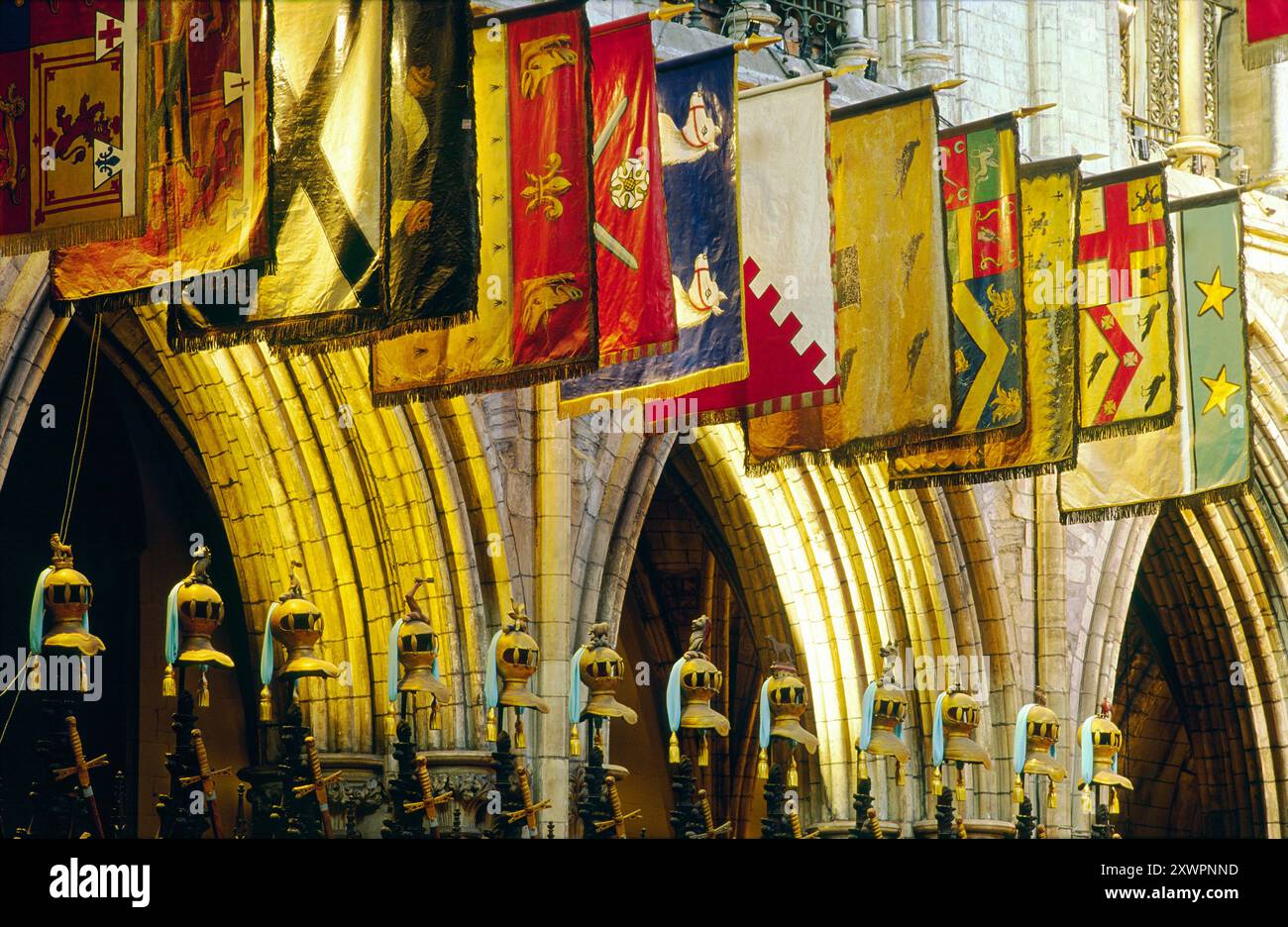 Des bannières et des casques symbolique de l'Ordre de Saint Patrick dans le chœur de la Cathédrale St Patrick, Dublin, Irlande Banque D'Images