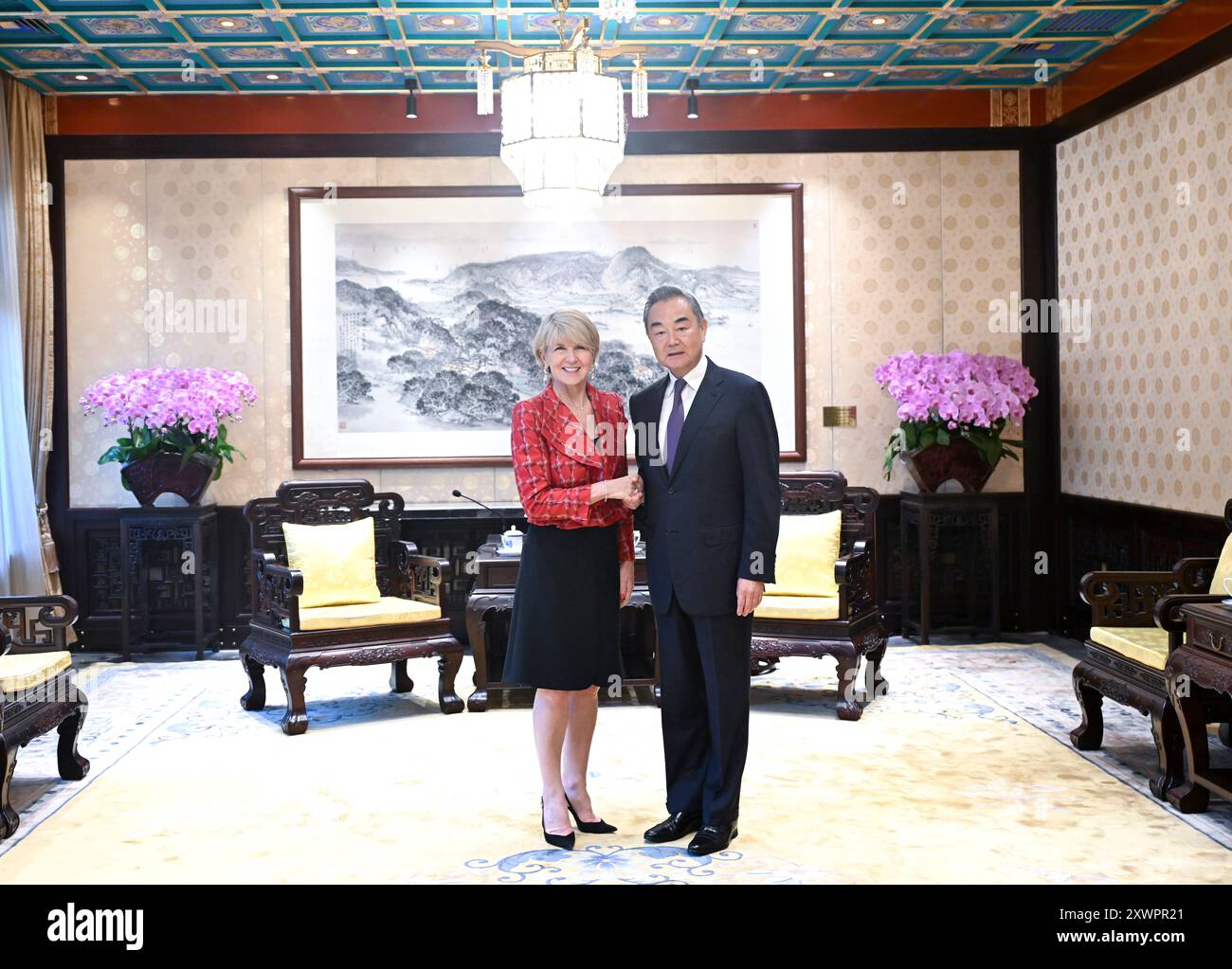 Pékin, Chine. 20 août 2024. Le ministre chinois des Affaires étrangères Wang Yi, également membre du Bureau politique du Comité central du Parti communiste chinois, rencontre Julie Bishop, envoyée spéciale du secrétaire général des Nations Unies (ONU) pour le Myanmar, à Pékin, capitale de la Chine, le 20 août 2024. Crédit : Yan Yan/Xinhua/Alamy Live News Banque D'Images