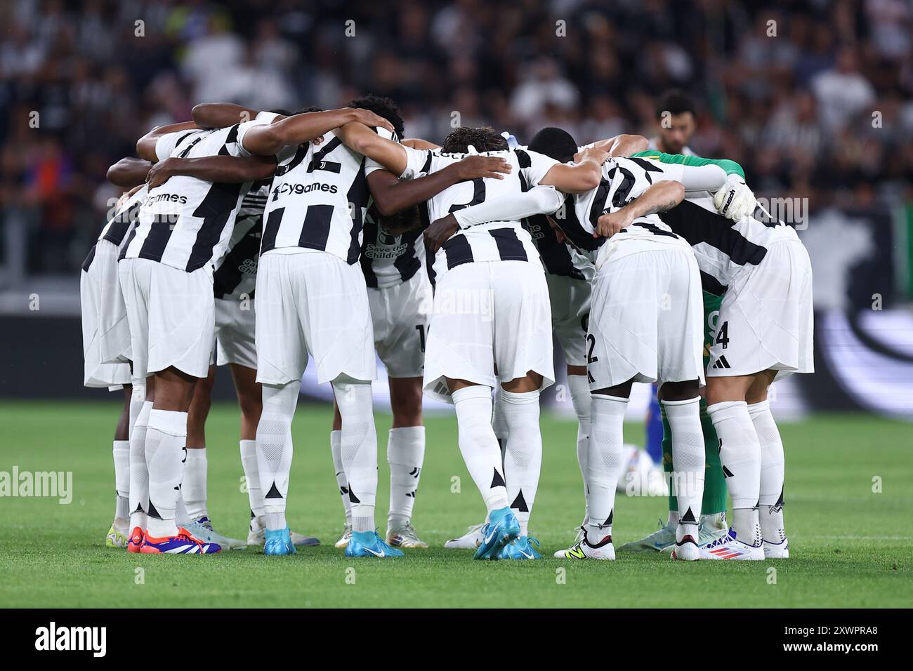 Turin, Italie. 19 août 2024. Les joueurs de la Juventus adoptent avant la Serie A match de football entre la Juventus FC et Côme au stade Allianz le 19 août 2024 à Turin, en Italie . Crédit : Marco Canoniero/Alamy Live News Banque D'Images