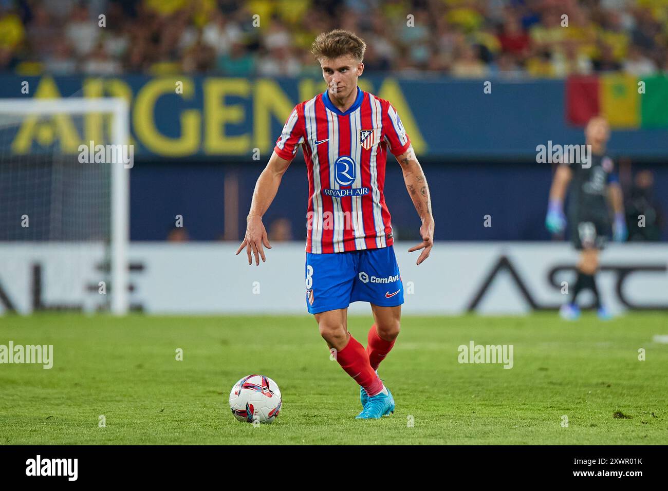 Villarreal, Espagne. 20 août 2024. VILLARREAL, ESPAGNE - 19 AOÛT : Pablo Barrios de l'Atletico de Madrid court avec le ballon lors du match LaLiga EA Sports entre Villarreal CF et le Club Atletico de Madrid au stade la Ceramica le 19 août 2024 à Villarreal, Espagne. (Photo de Jose Torres/photo Players images/Magara Press) crédit : Magara Press SL/Alamy Live News Banque D'Images